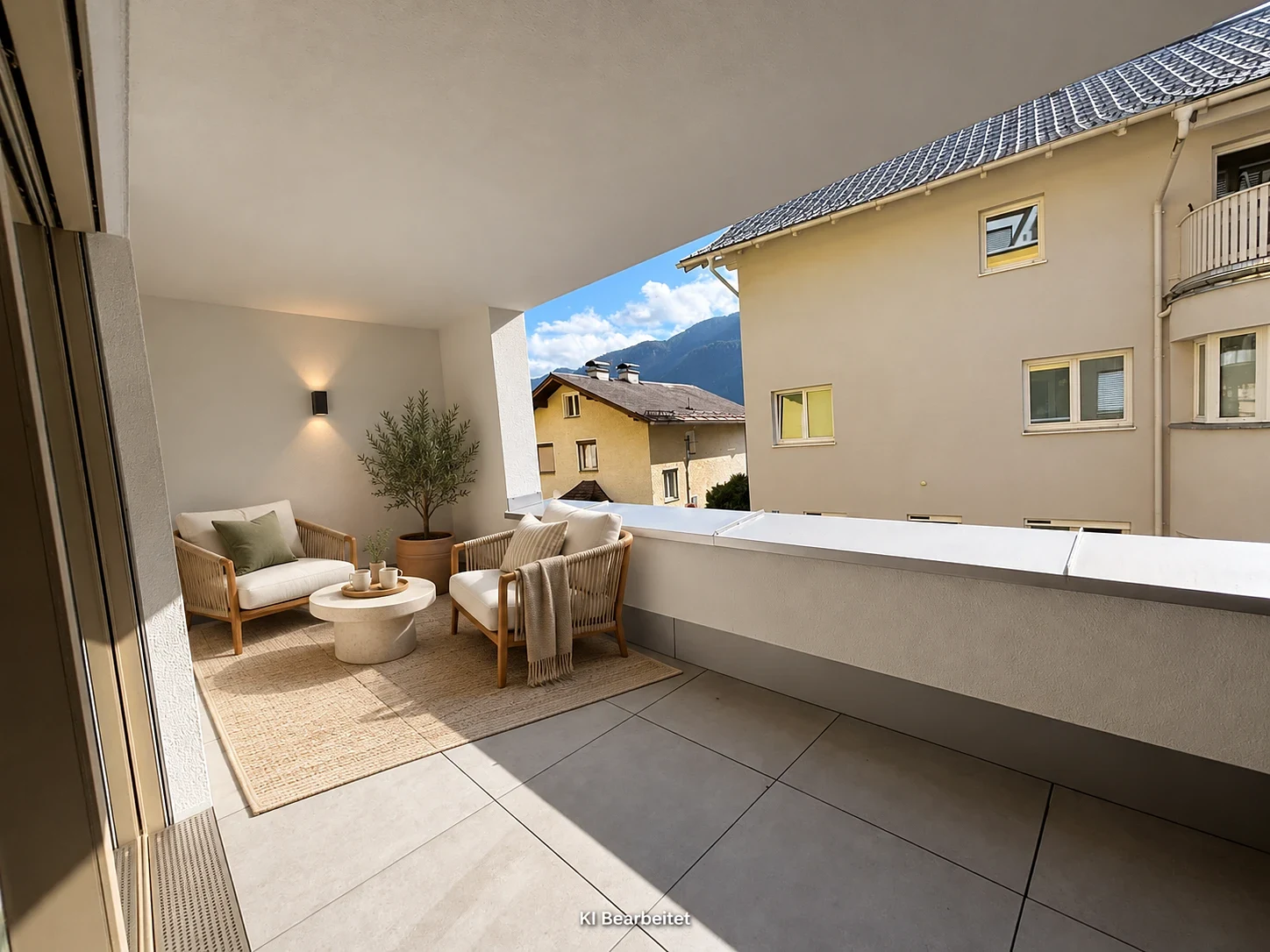 Loggia mit beispielhafter Einrichtung (KI-bearbeitet) und Blick auf die Berge