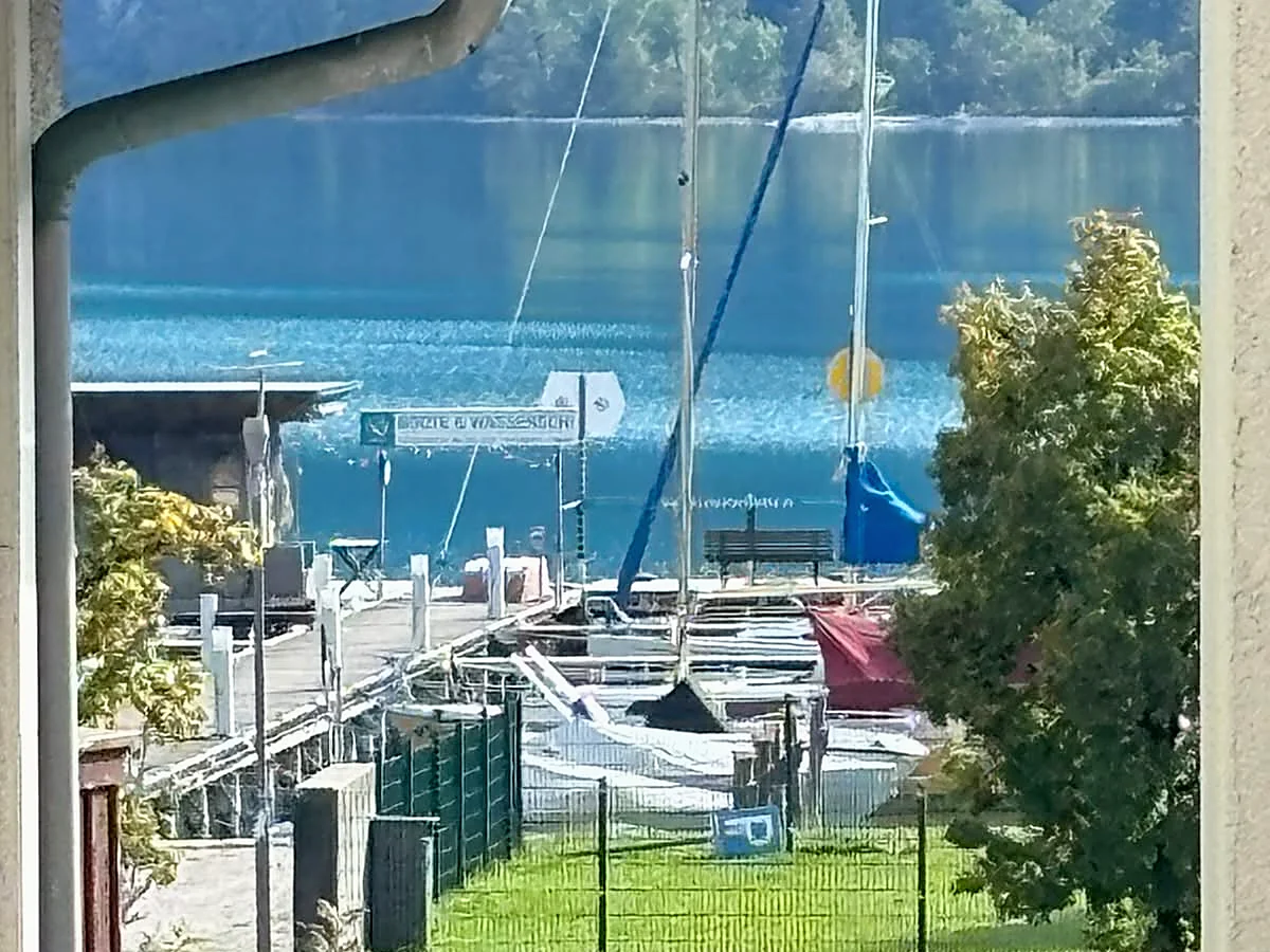 Blick auf den Attersee mit Segelbooten am Hafen